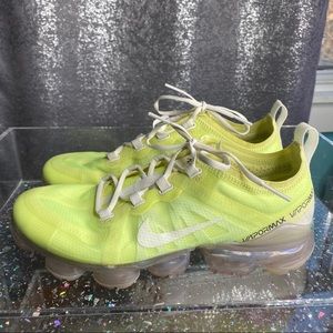 WOMENS SIZE 8 AIR VAPORMAX SE ‘LUMINOUS GREEN”